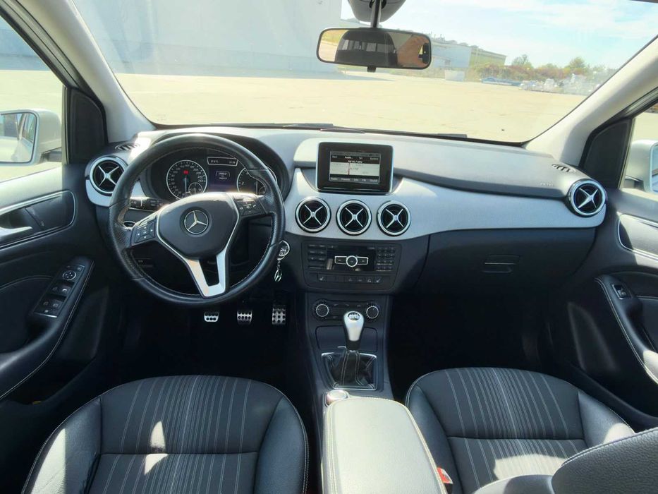 Mercedes-Benz B 180