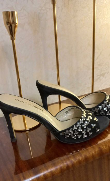 Босоножки на каблуке