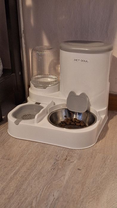 Станция за хранене за котка