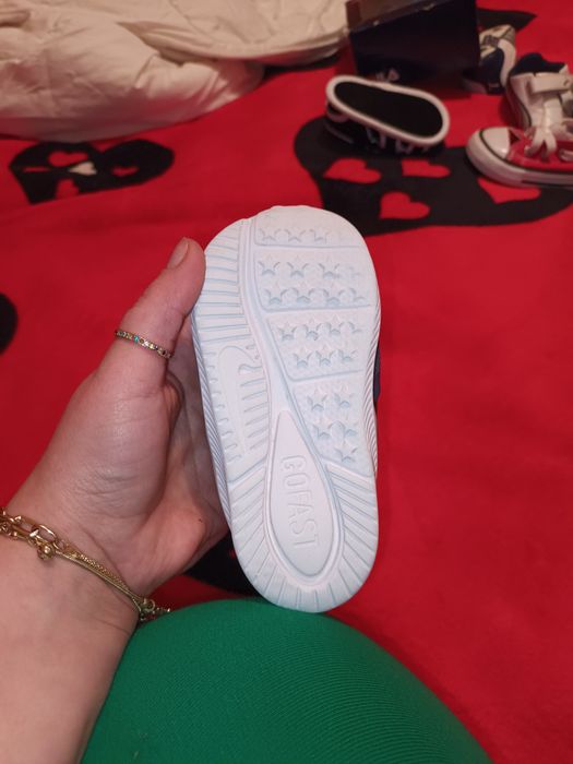 Vând adidasi de fetite originali