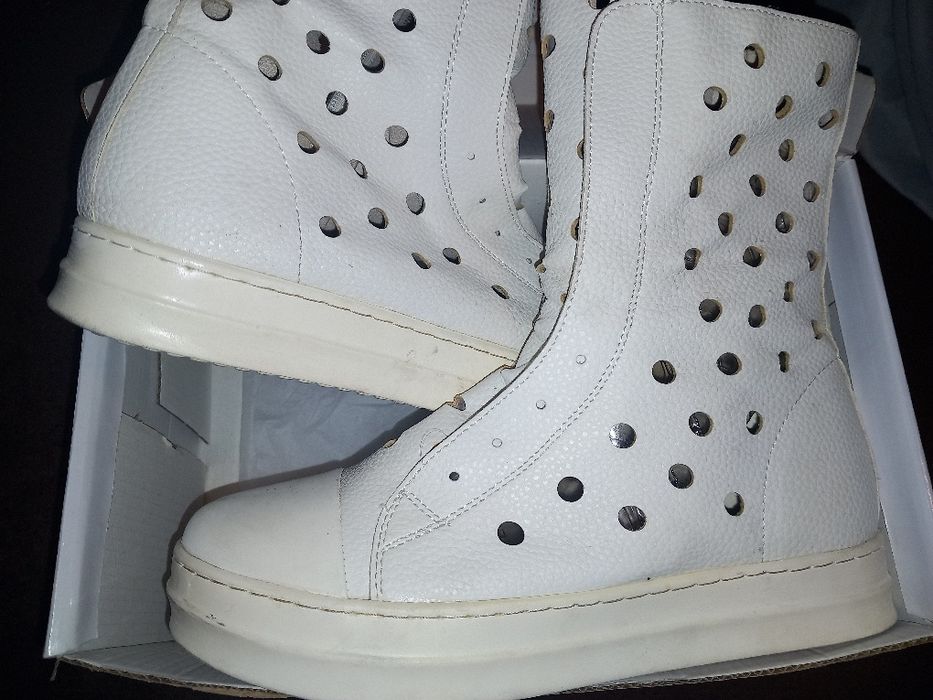 Vând cizme de vara.