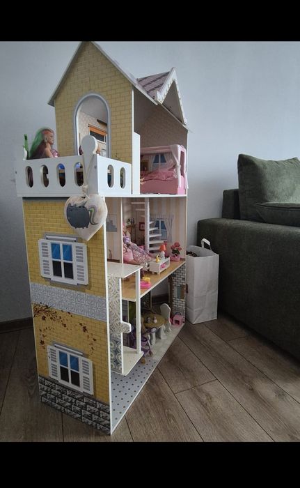 Casa de papusi + accesorii si papusi.