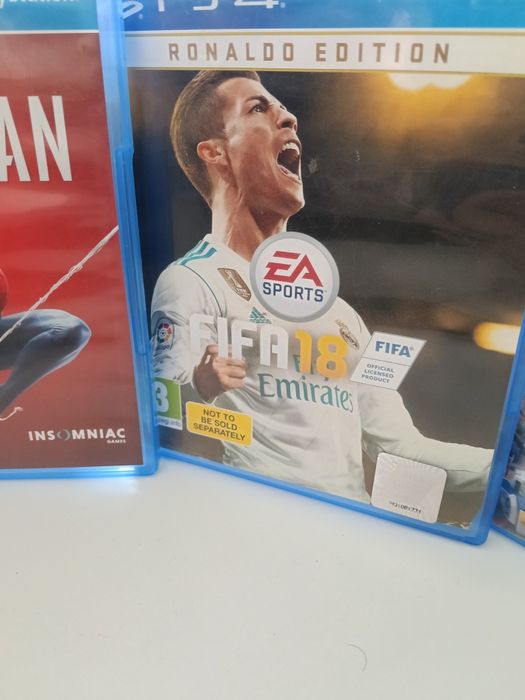 PS 4 pro 4k 1tb 2 manete și 14 jocuri impecabil