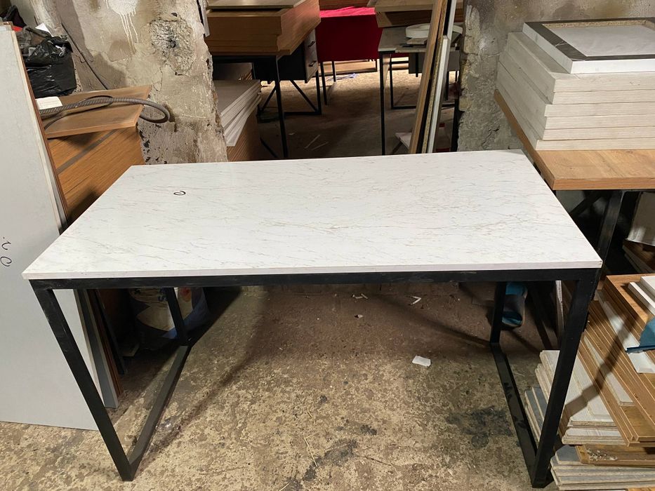 Stol loft parta sotiladi oʻlchamlari 120/60 balandligi 75