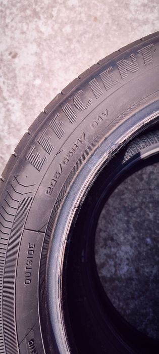 Vând 2 cauciucuri Goodyear 205 55 R17