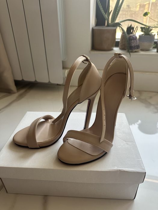 Нови бежови сандали на тънък ток. Размер 39