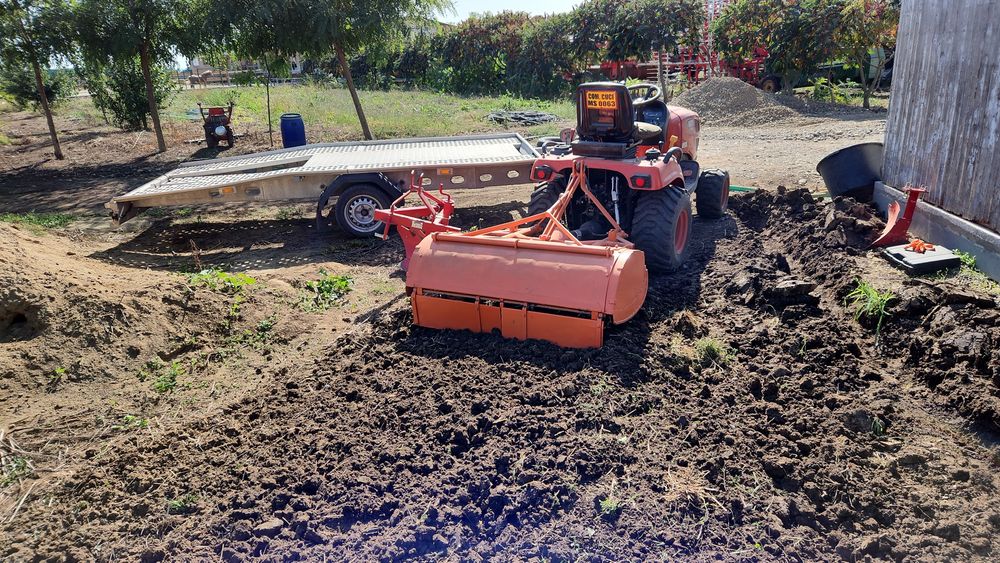 Amenajări, intretinere curți, gradini, spatii verzi, arat, frezat sol.