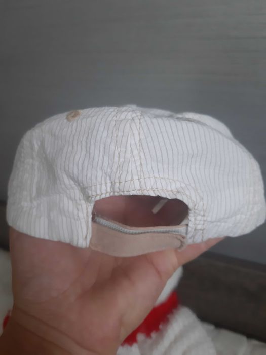 Лот Бебешки шапки с козирка за момче