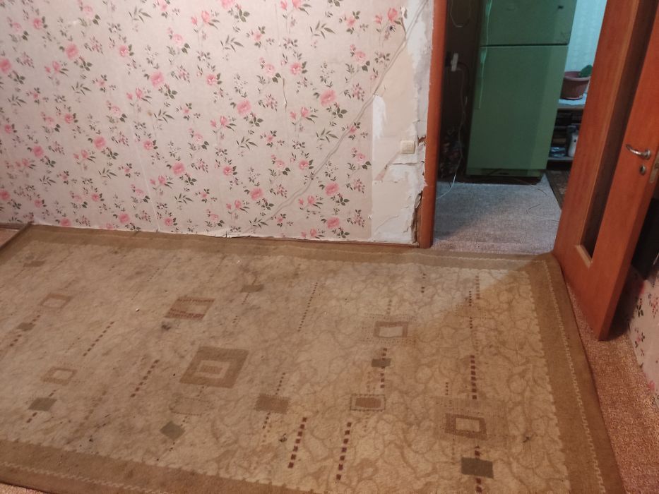Продам ковёр(требует хим.чистки)