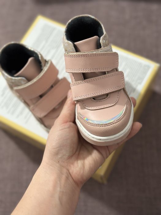 Продам детские ботинки