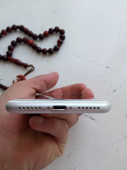 Продам Айфон 8