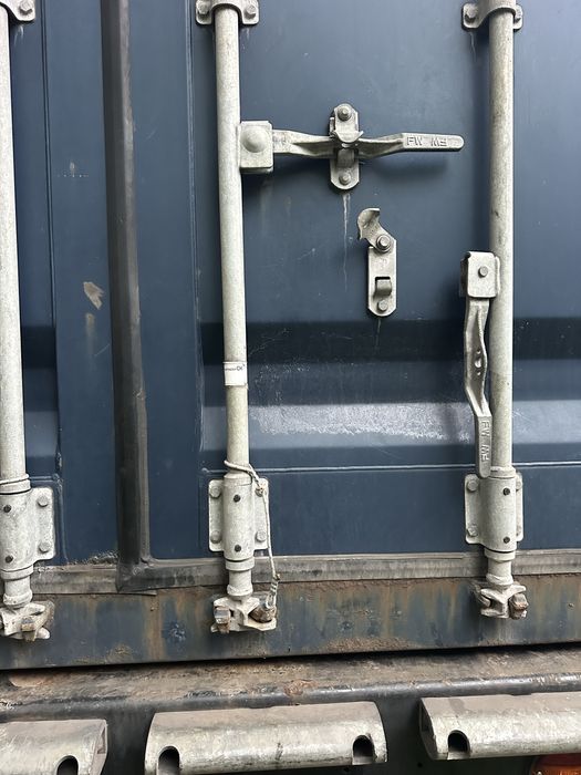 Заключваща скоба за врата на морски контейнери  или хладилкик