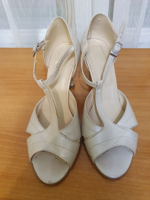 Sanda piele,culoare crem,mărime 38,mărime toc 5cm