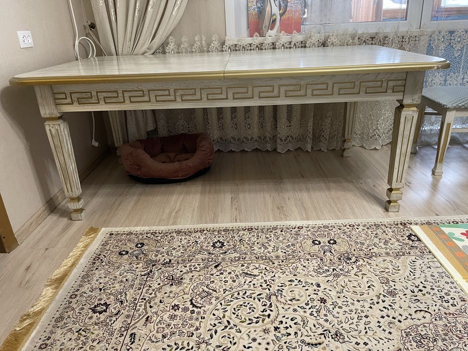 Продаю стол со стульями для гостиной