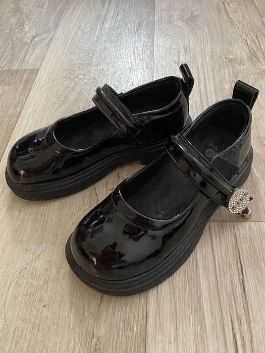 Продам туфли новые 33 размер