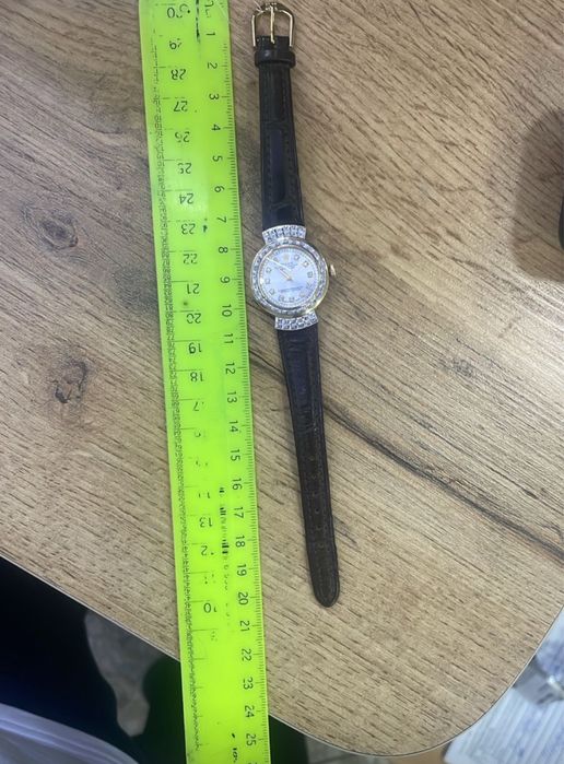 Золотые часы с бриллиантами