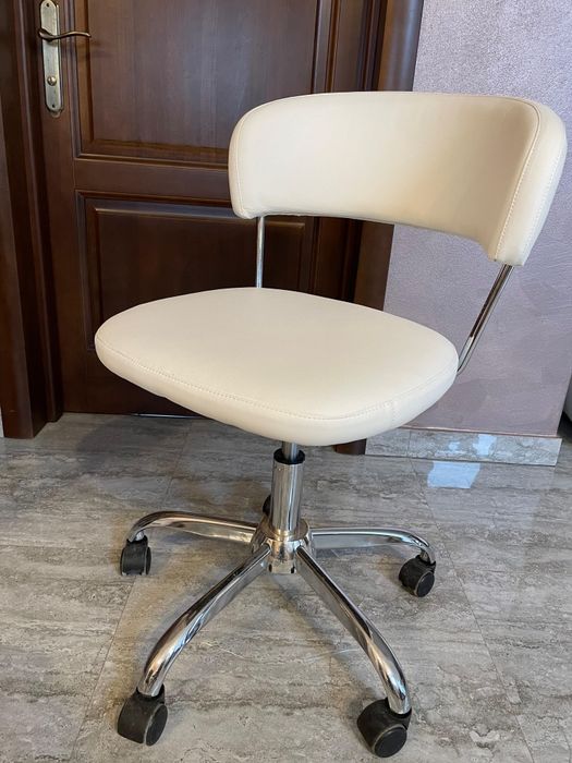 Scaun birou / manichiura alb fără mânere