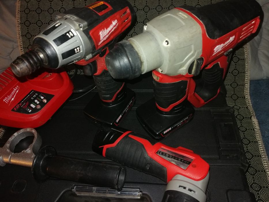 Set milwaukee impact rotopercutor lanterna