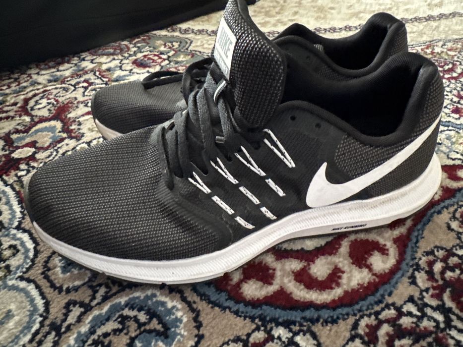 Продаю кроссы Nike оригинал покупали в швеции 42 размер