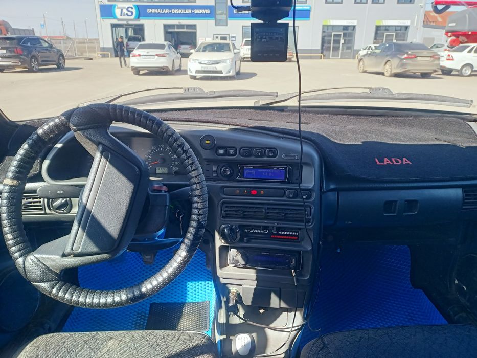 Машина ВАЗ 2114.