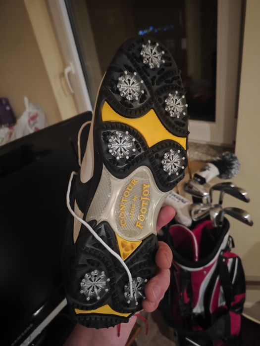 Комплекта е чисто нов стикове и обувки  .размер на обувките 44  Продавам отличен комплект за голф на една от най-добрите марки в света – Cleveland Go