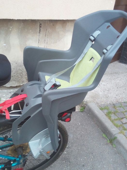 Scaun pt. Transportat copil care se montează după cum se vede în poze