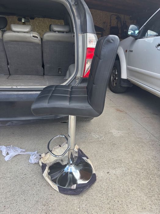 Черен кожен бар стол