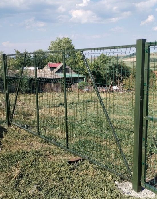 Imprejmuiri terenuri cu plasã de gard împletitã și stalpi de beton/țev