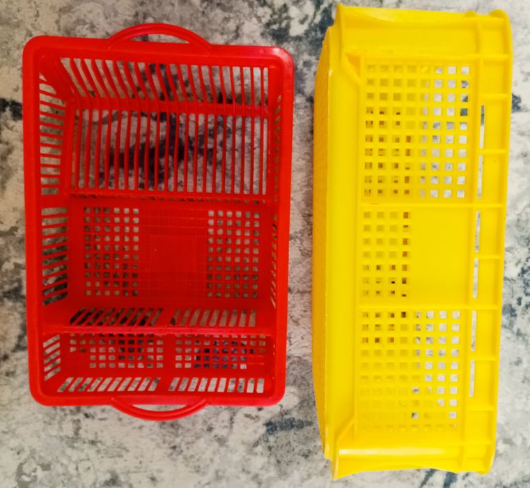 Пластиковая посуда,2 кухонных набора с подставкой,подставка,сушилка.