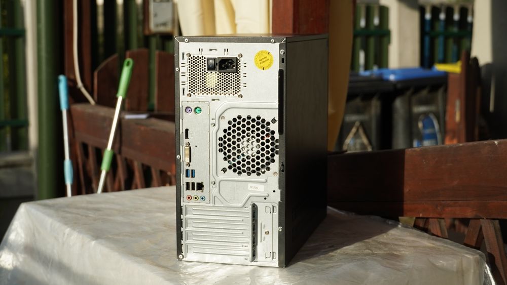 Sistem Desktop PC Fujitsu Esprimo P556/E85+ Intel® Core™ i5-6400 3.20GHz, Skylake™, 8GB, 1 TB HDD, 240GB SSD