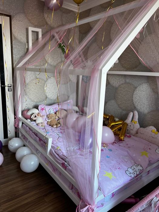 Срочно продаётся детская кровать с матрасом !