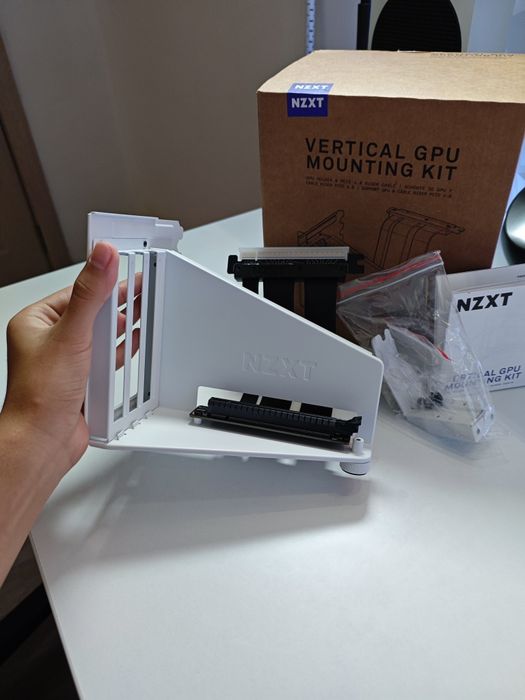 NZXT Vertical GPU Mounting Kit White (PCIe 4.0 Riser Cable) – Пълен комплект