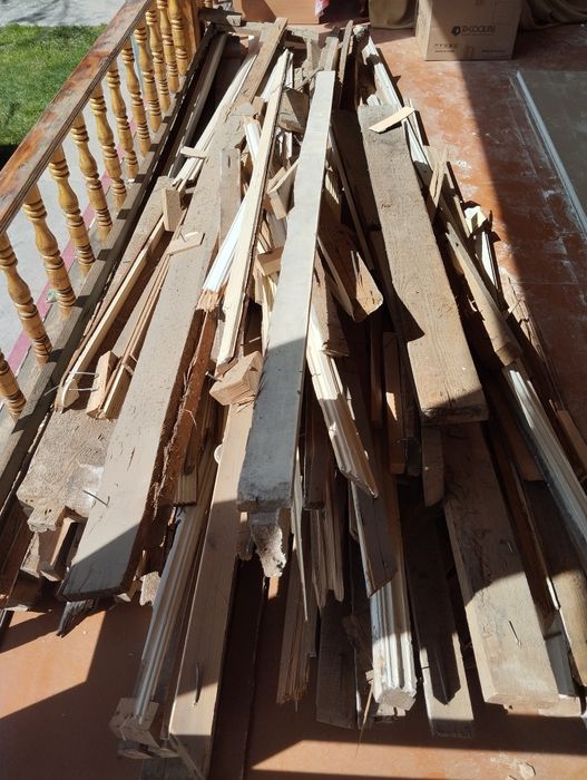 Хаммаси бирга сотилади.2та иккитавақали ЭШИК, фанера эски тахтала.Ўтин