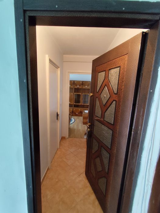 Vând apartament .