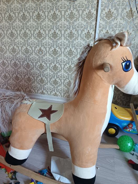 Продам лощадку-каталку, машинку и разные мягкие игрушки
