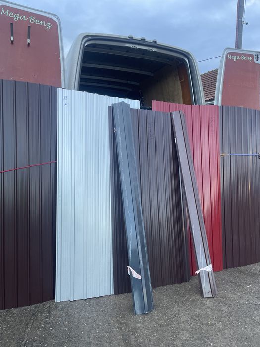 Tablă cutată metalică, rezistentă și durabilă.