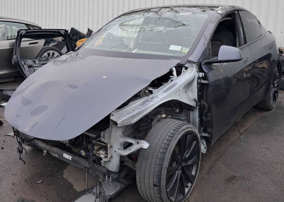 Tesla Model Y за оригинални части