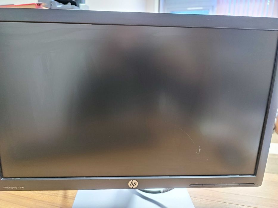 продавам професионален LED монитор HP P201