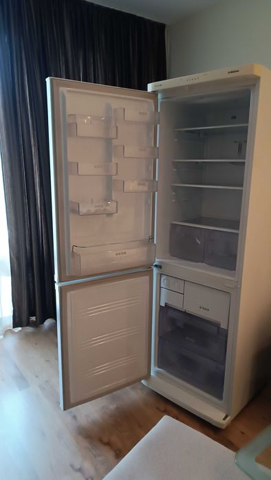 хладилник с фризер Samsung