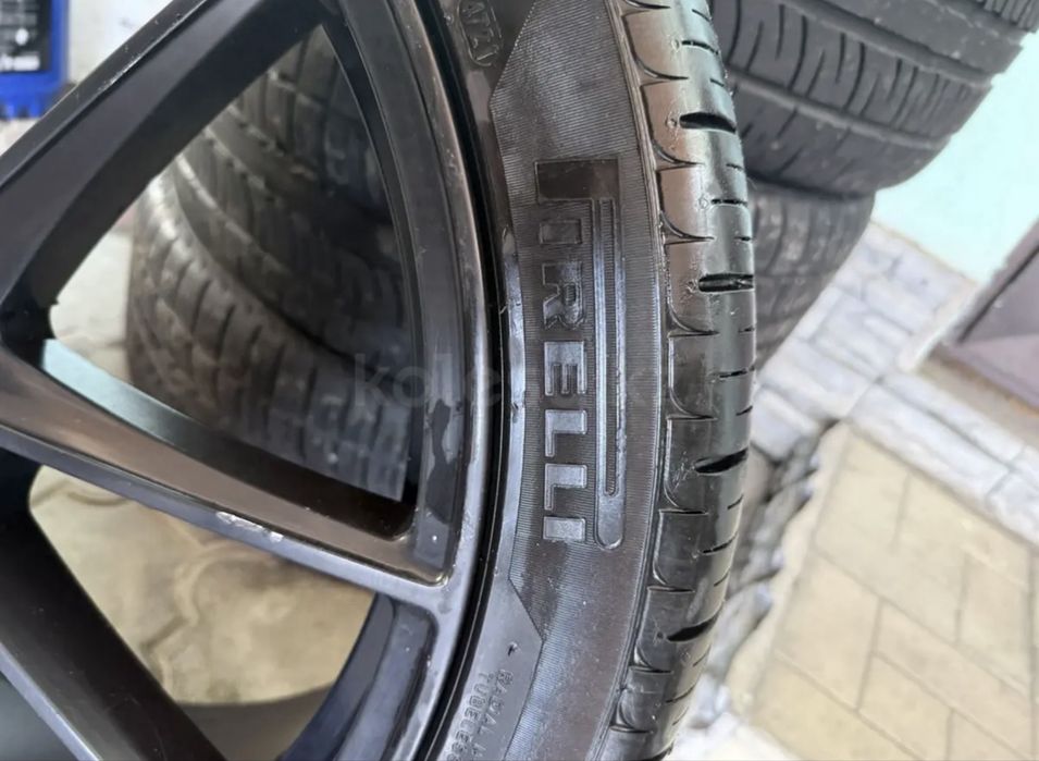 Диски с шинами на R22.