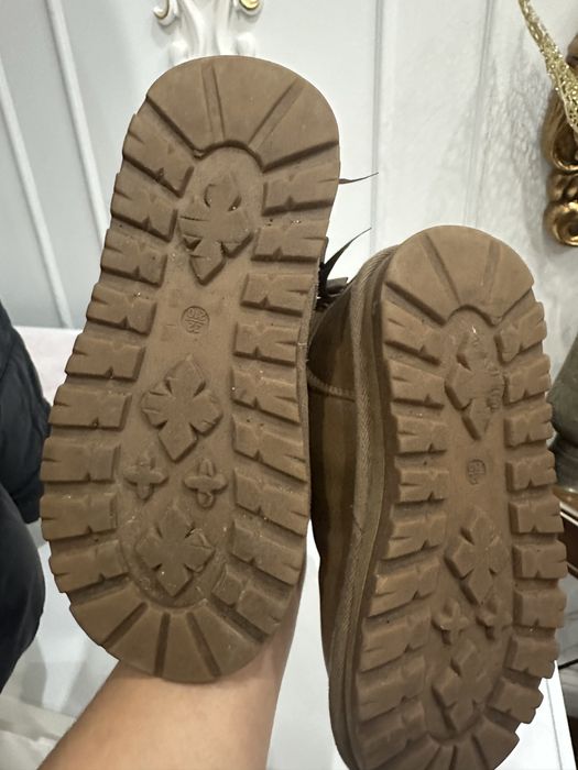 Продам уги , с вышитым ресунком, теплые