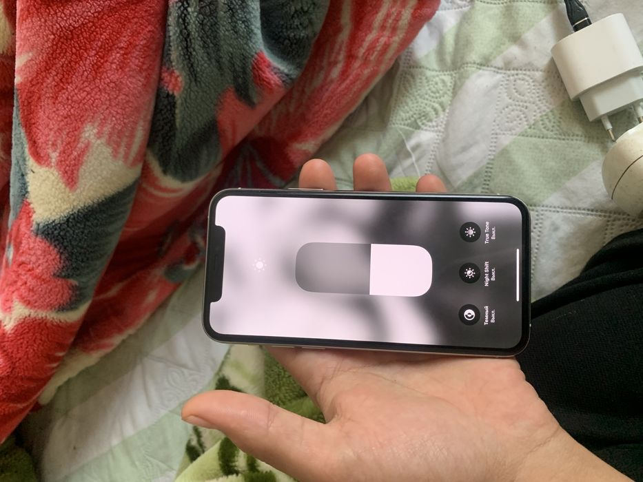 Iphone 11pro orqasi singan faqat lekin hamma joyi radnoy