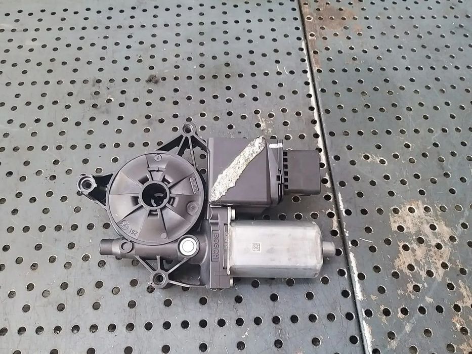 Motoras macara stanga spate peugeot 3008 2 9811793480 0130824071