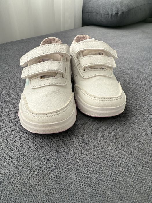 Маратонки и сандали Adidas