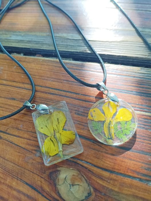 Колие от смола, тел, естествени материали