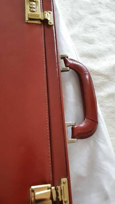 Vind diplomat piele maro roscat, dama