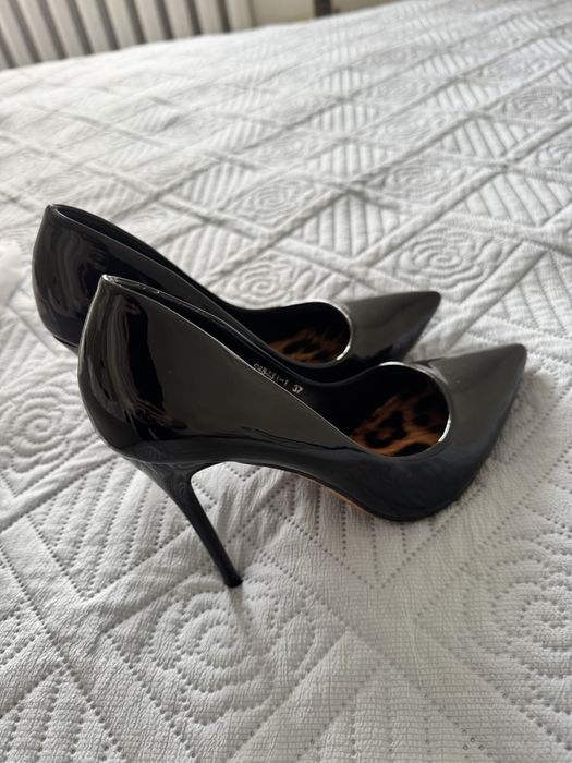 Продам туфли лодочки лакированный