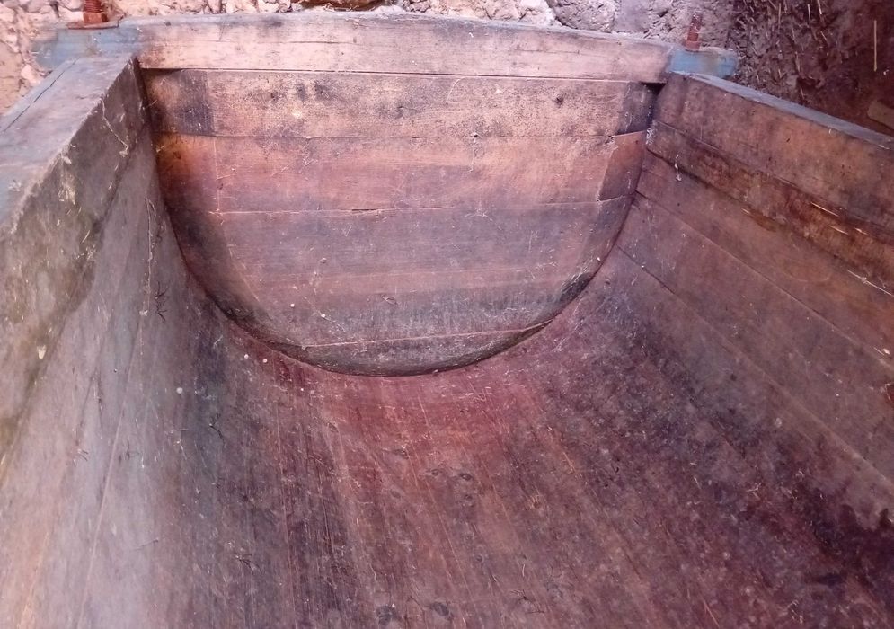 Масивно дървено корито за обработка на грозде.