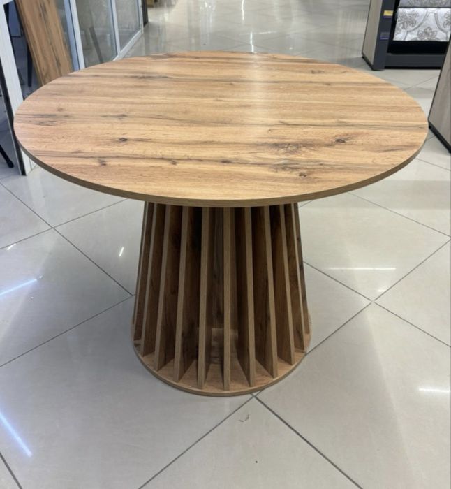 Стол обеденный современного стиля