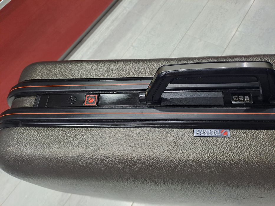 Френски твърд куфар DELSEY с колела и шифър